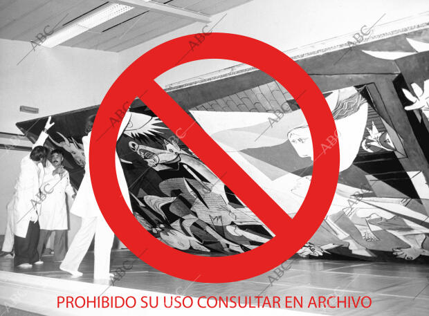 Un grupo de trabajadores preparan el montaje del Guernica en el Casón del Buen...