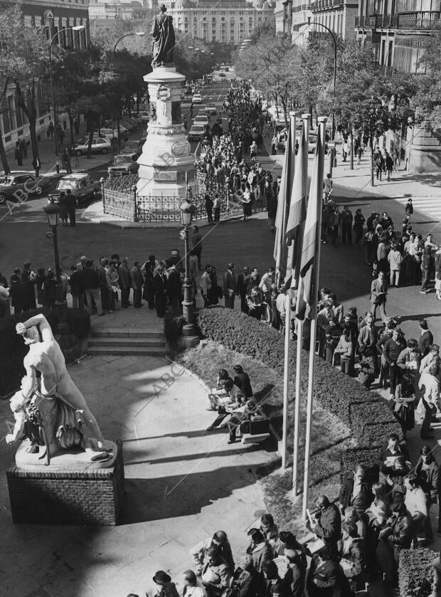 Las colas para visitar el Guernica en el Casón del Buen Retiro, llegaban al...