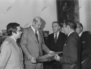Guillermo Luca de Tena, con Vicente Zabala, Gregorio Marañón Moya y el popular...