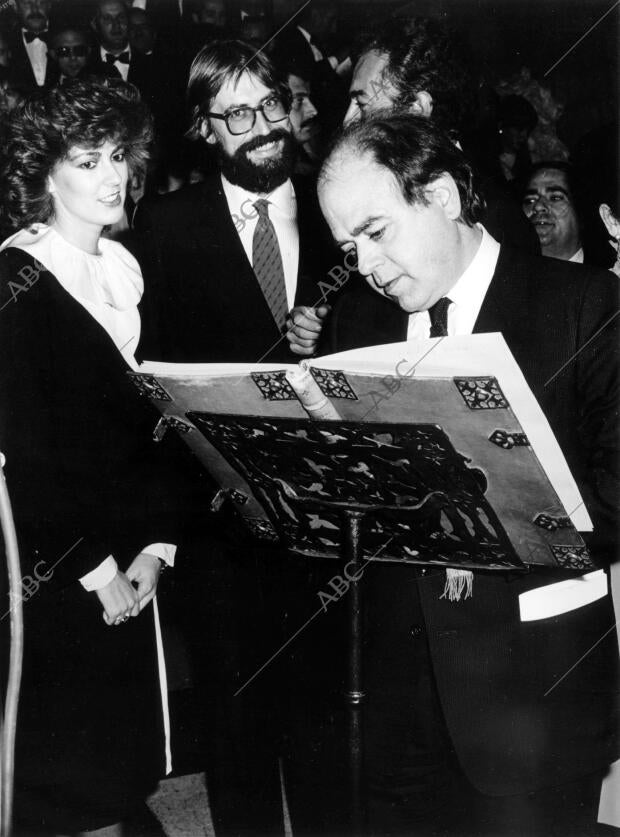 En el hotel Lauder de Burgos, Firmando en el libro de oro