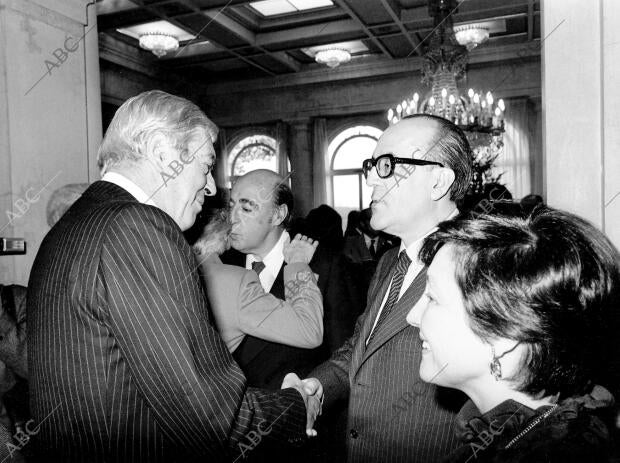 Guillermo Luca de tena saluda al presidente del gobierno Joaquín calvo Sotelo y...