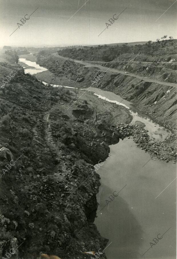 Cauce de agua próximo al pantano del Gergal