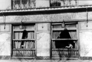 Vista de la fachada del café Gijón de Madrid