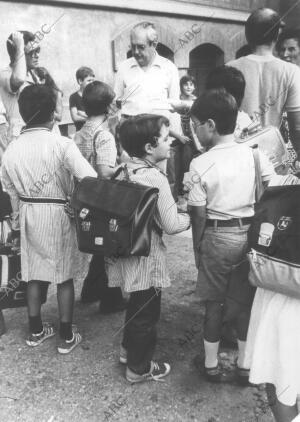 Grupo de Niños Esperando A entrar en clase