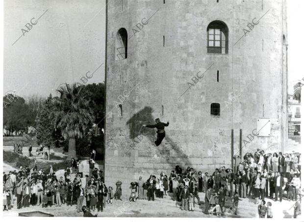 Expojuventud. Exhibición de los bomberos en la Torre del Oro