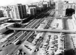 Pasarela peatonal sobre el Paseo de la Castellana que durante la celebración del...