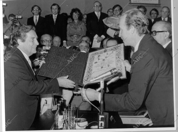 El Rey Don Juan Carlos entrega el Premio Cervantes a Octavio Paz