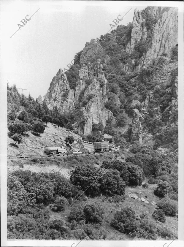 Para el viajero que por carretera o ferrocarril va de la meseta castellana a...