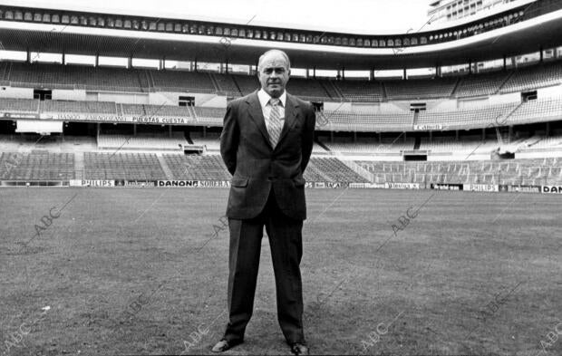 Di Stéfano vuelve a pisar el césped del Santiago Bernabeú treinta años después,...