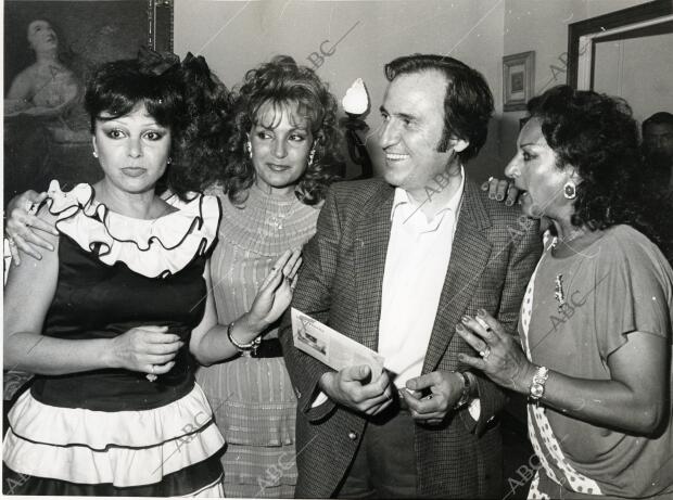 En la imagen, la artista con Marujita Díaz, Carmen Sevilla y Manolo Escobar