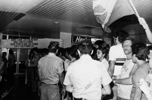 Aficionados Esperan en el aeropuerto de san Pablo de Sevilla A la selección de...