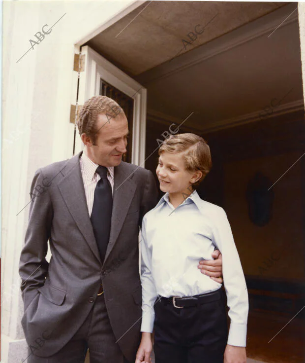 El Rey Juan Carlos I cogiendo a su hijo, el Príncipe Felipe en el Palacio de La...