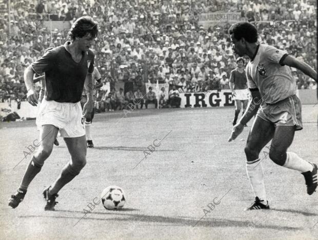 En la imagen, Paolo Rossi y Luizinho