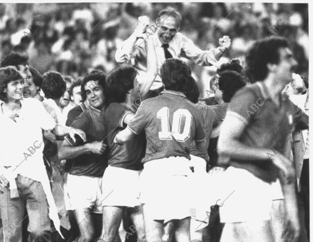 La selección Italiana Celebra su victoria en la final del campeonato mundial de...