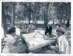 Zona de recreo junto A la sima de Alcorón en la que se Está Jugando una partida...