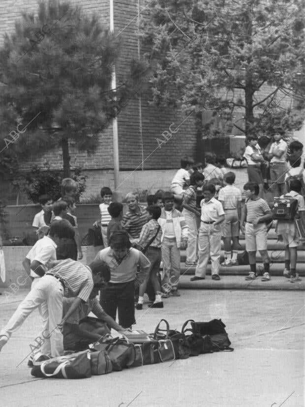Varios Alumnos en el patio del Colegio, en su primer Dia lectivo del nuevo curso...