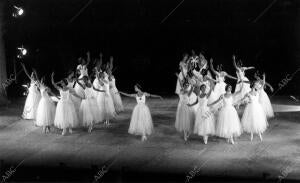 El Ballet Nacional de Cuba, con Alicia Alonso, actuando en II Festival de Música...