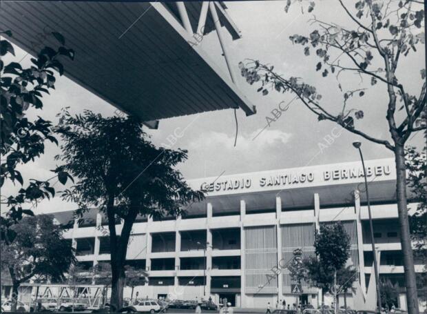 smontaje de la pasarela peatonal sobre el paseo de la Castellana que durante la...