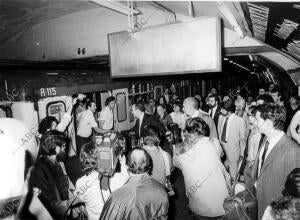 Manuel Fraga saludando en el metro durante la campaña electoral