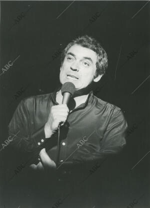 Actuación del cantante argentino Alberto Cortez en el Florida Park de Madrid