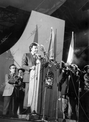 El 26 de octubre de 1982, Felipe González Cerraba el histórico Mitin, antes de...