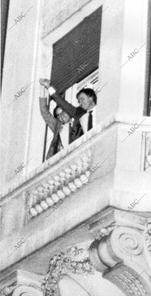 Felipe González y Alfonso Guerra celebran el triunfo del PSOE en las Elecciones...