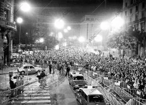 Seguidores del PSOE en los aledaños del hotel Palace en espera de los resultados...