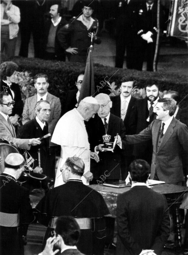 Enrique tierno Galván Dando la Bienvenida A Juan Pablo Ii en la plaza Gregorio...