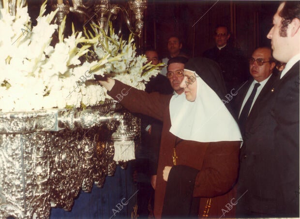 Noviembre de 1982, traslado de santa Angela de la cruz para su beatificación por...
