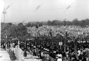 Juan Pablo II celebró una misa en el cementerio de La Almudena durante su viaje...