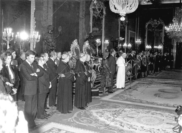 En la Imagen, Pronunciando un discurso en el palacio real