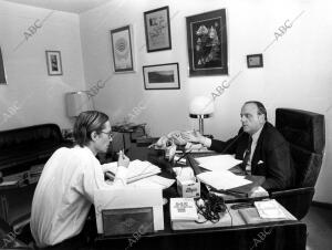 Manuel fraga en su despacho con Jorge Verstrynge
