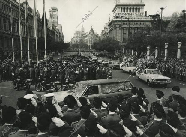 Funeral por el general jefe de la División Acorazada Brunete, don Víctor Lago