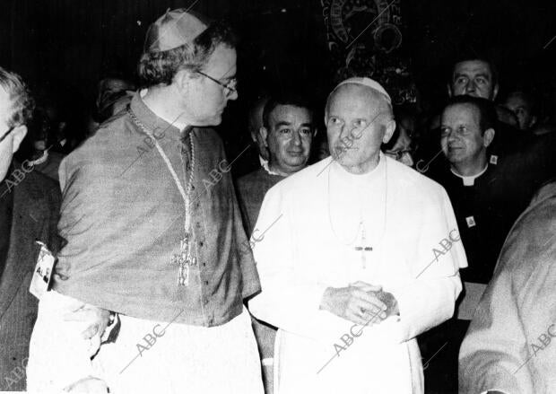 Monseñor Amigo Vallejo con el Papa Juan Pablo II durante el viaje del último a...