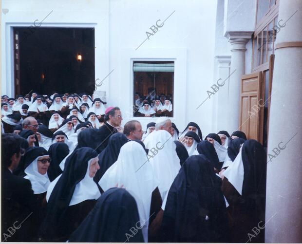 El Papa, acompañado por monseñor Amigo, durante su visita al convento de las...