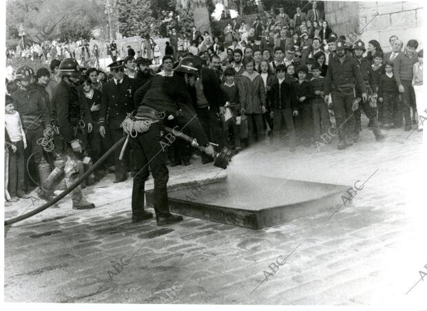 Exhibición de los bomberos en Expojuventud