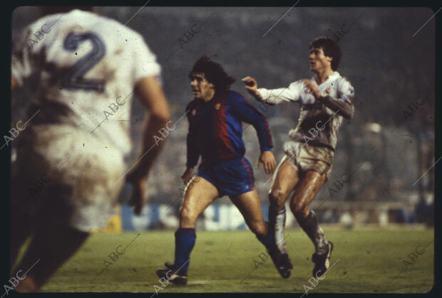 Partido de liga jornada 13ª, disputado en el estadio Santiago Bernabéu entre el...