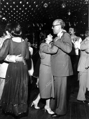 Leopoldo Calvo Sotelo y su esposa, Pilar Ibáñez Martín, bailando