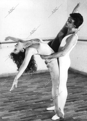 Bailarines de danza Contemporánea en medio de una clase