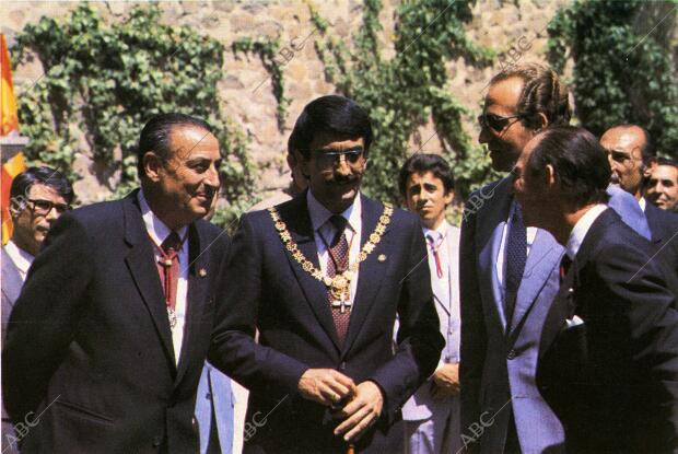 El alcalde, Joaquín Sánchez Garrido, junto a S.M