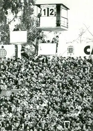 Partido Betis-Sevilla de Liga, correspondiente a la temporada 1982-83, la del 75...