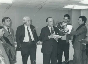 En la foto, Manuel Fraga, presidente de AP, procede ala inauguración de las...