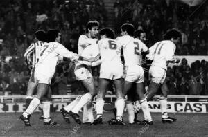 El central Serna, con algo de fortuna, abrió el marcador para el Sevilla en el...