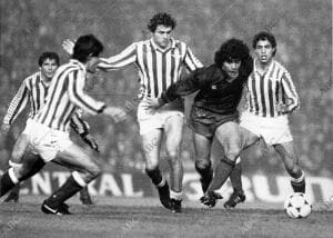 Diego Armando Maradona reaparece en un Fútbol Club Barcelona - Betis tras...