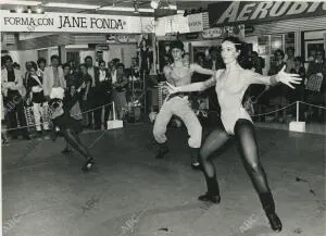 En la fotografía una pareja de deportistas con maillot hacen la demostración del...