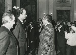 Su majestad el Rey conversa con el escritor colombiano Gabriel garcía Márquez,...