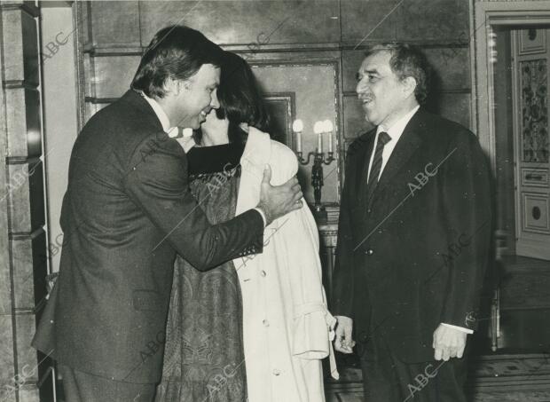 El presidente del Gobierno saluda, cariñosamente a la esposa del premio Nobel de...