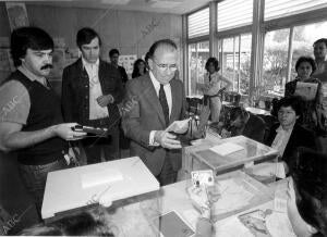 Elecciones Municipales en Madrid: don Santiago Carrillo Votó en el colegio del...