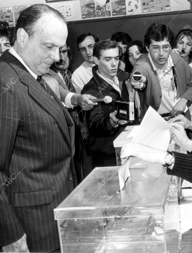 Elecciones Municipales: don Manuel fraga Iribarne Votando en el colegio del buen...