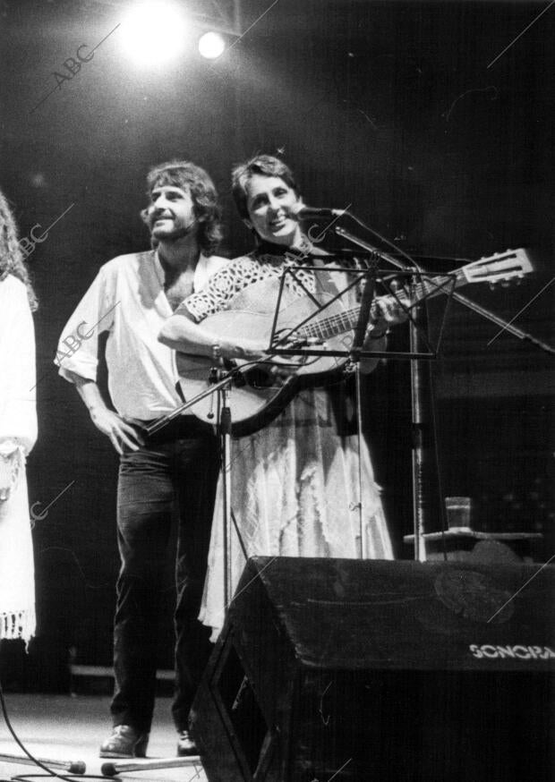 Concierto de los Cantautores Luis Eduardo Aute y Joan Baez en el palacio de los...